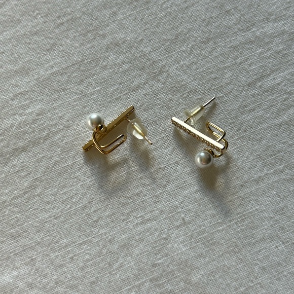 🚨4/$10🚨 NEW Silver Post 1990 Pearl and Rhinestone Drop Earrings - Picture 2 of 9